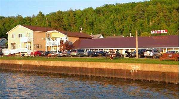 First-class Waterfront Lodging With Sunset Spectacle
